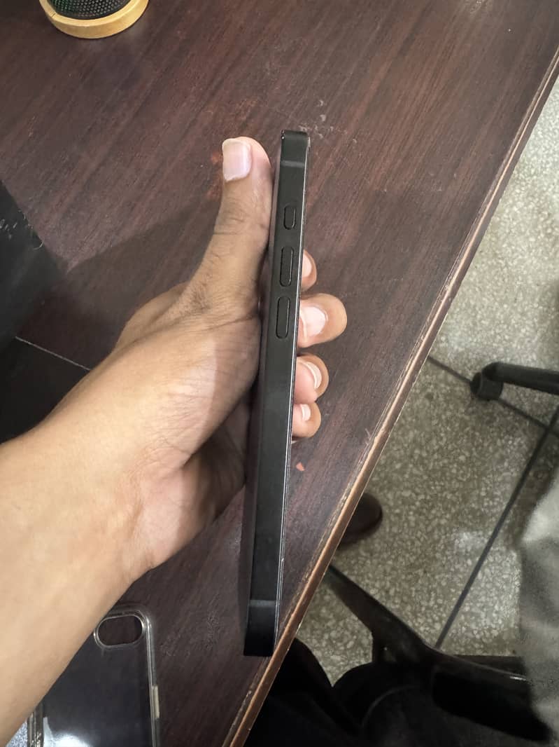 Apple iPhone 16e 3