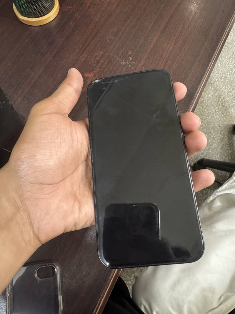 Apple iPhone 16e 4