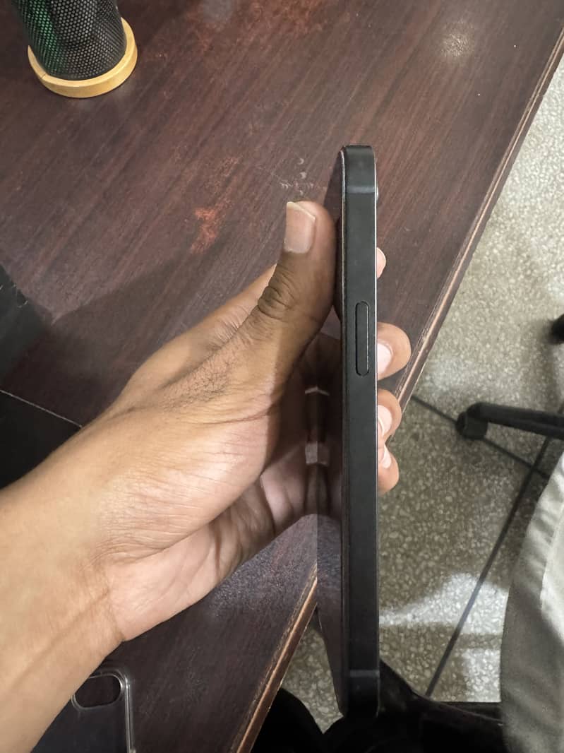 Apple iPhone 16e 5