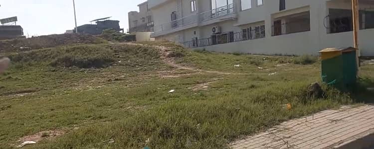 1 KANAL PLOT 2 SIDE OPEN 50 FEET ROAD NEAT PARK AND STATUE OF LIBERTY FOR SALE D BLOCK