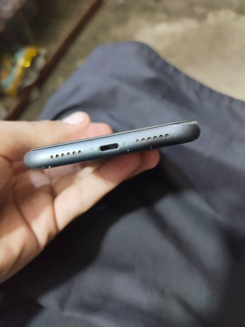 Apple iPhone 11 3