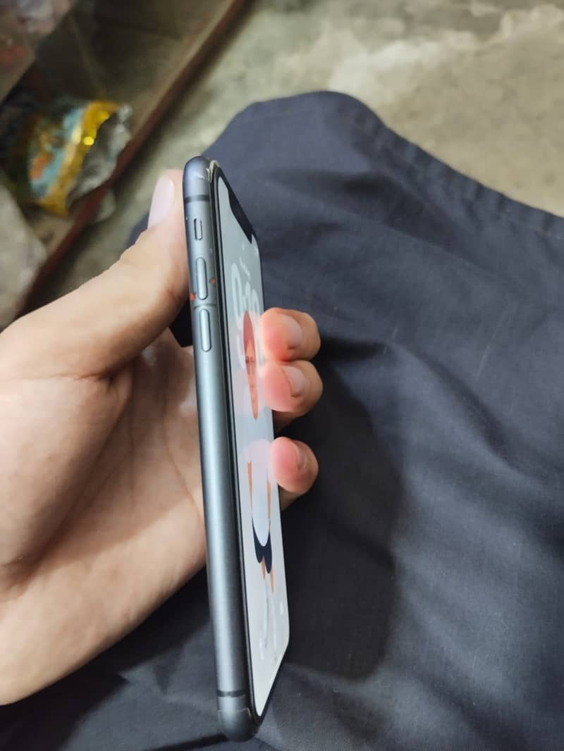 Apple iPhone 11 4