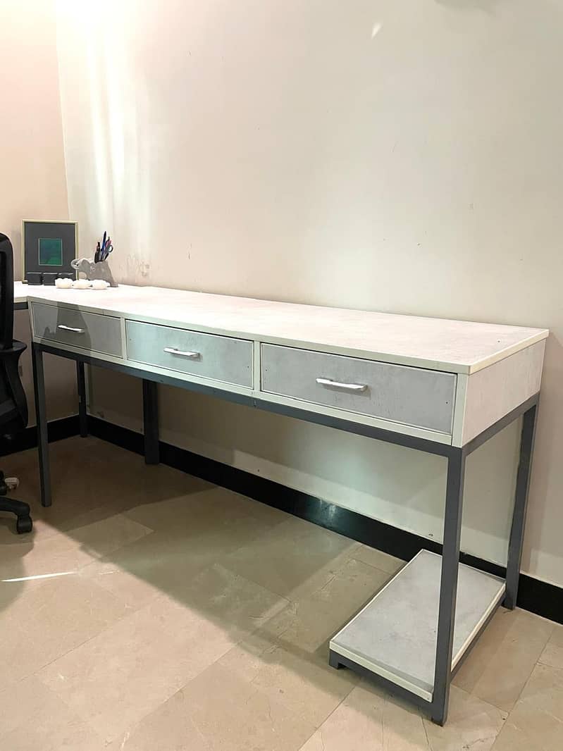STUDY / COMPUTER TABLE FOR SALE 0