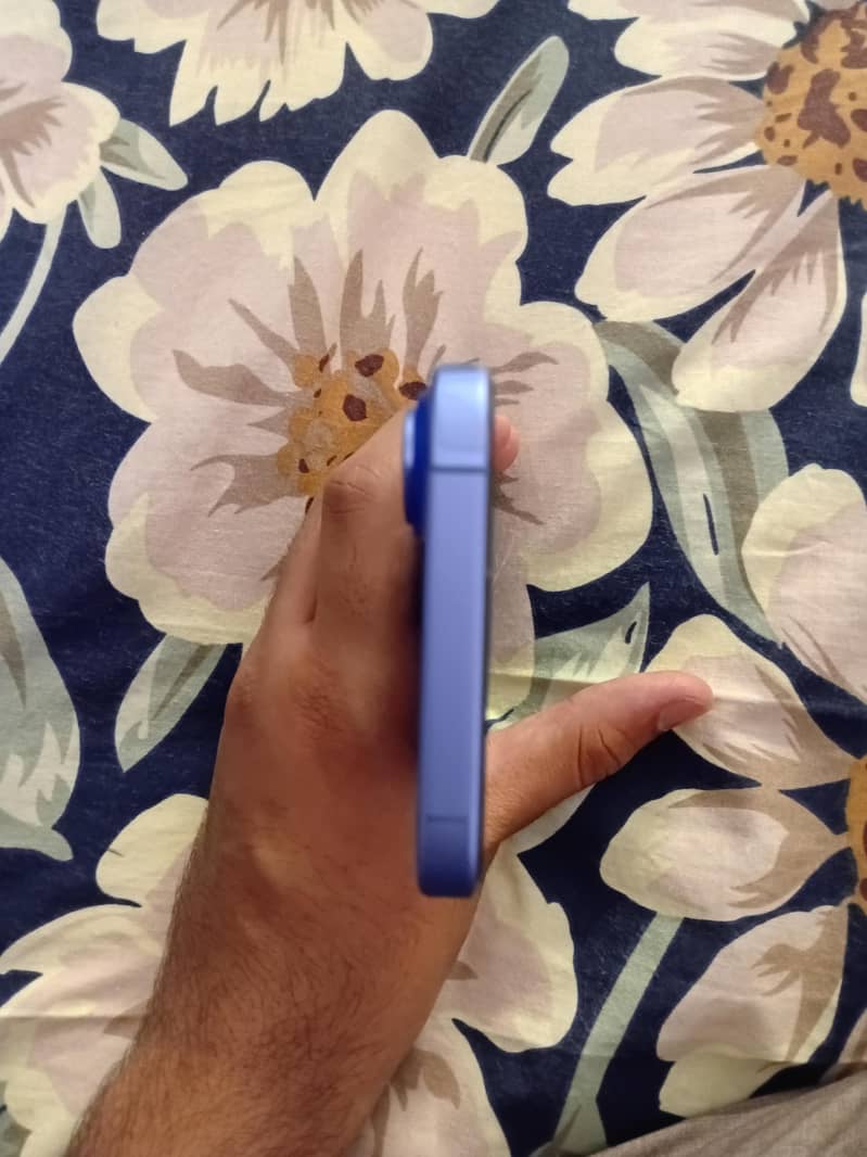 Apple iPhone 16 4