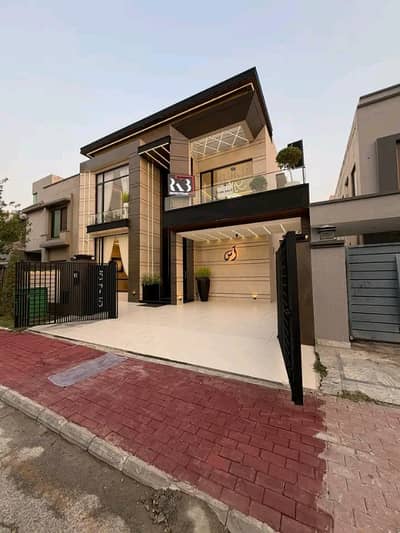 10 Marla Luxury House is Available for Rent in Bahria Town Lahore