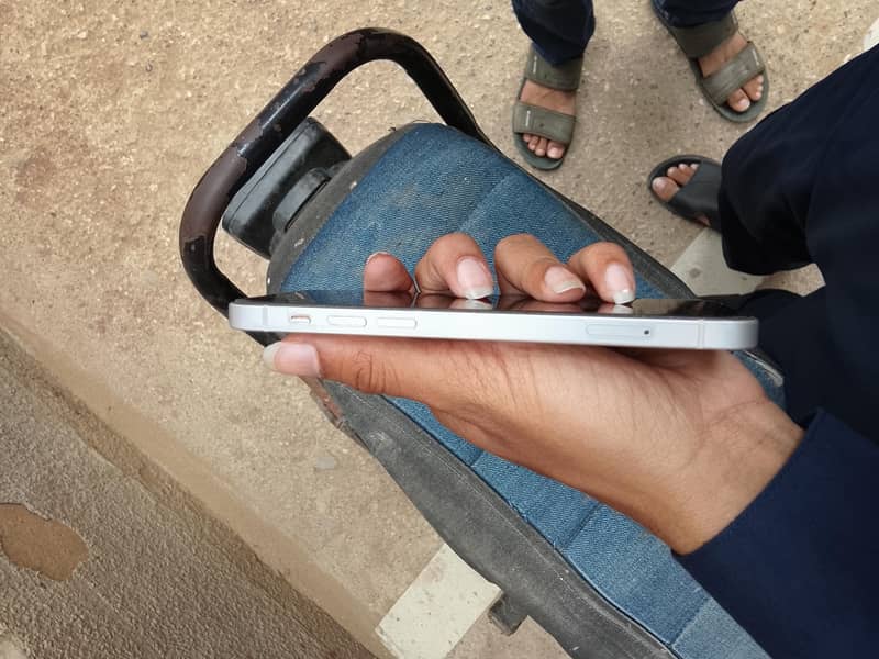 Apple iPhone 12 6