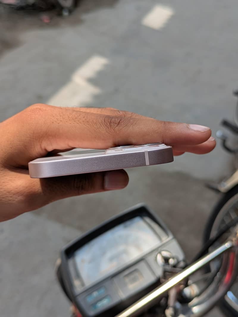 Apple iPhone 13 4
