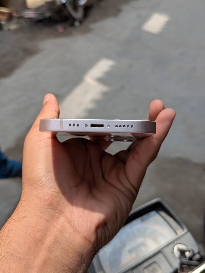 Apple iPhone 13 5