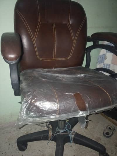 chair brown colours ghumne wali aur upar niche hone wali