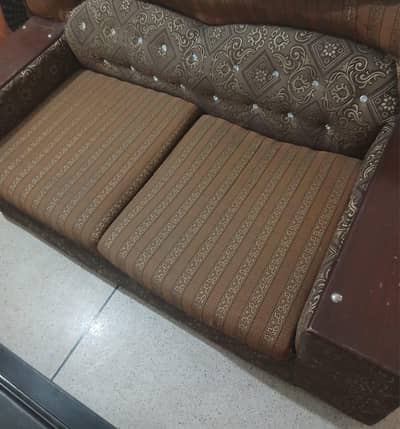 2 sofa h or dono he 2 seater hai. . .