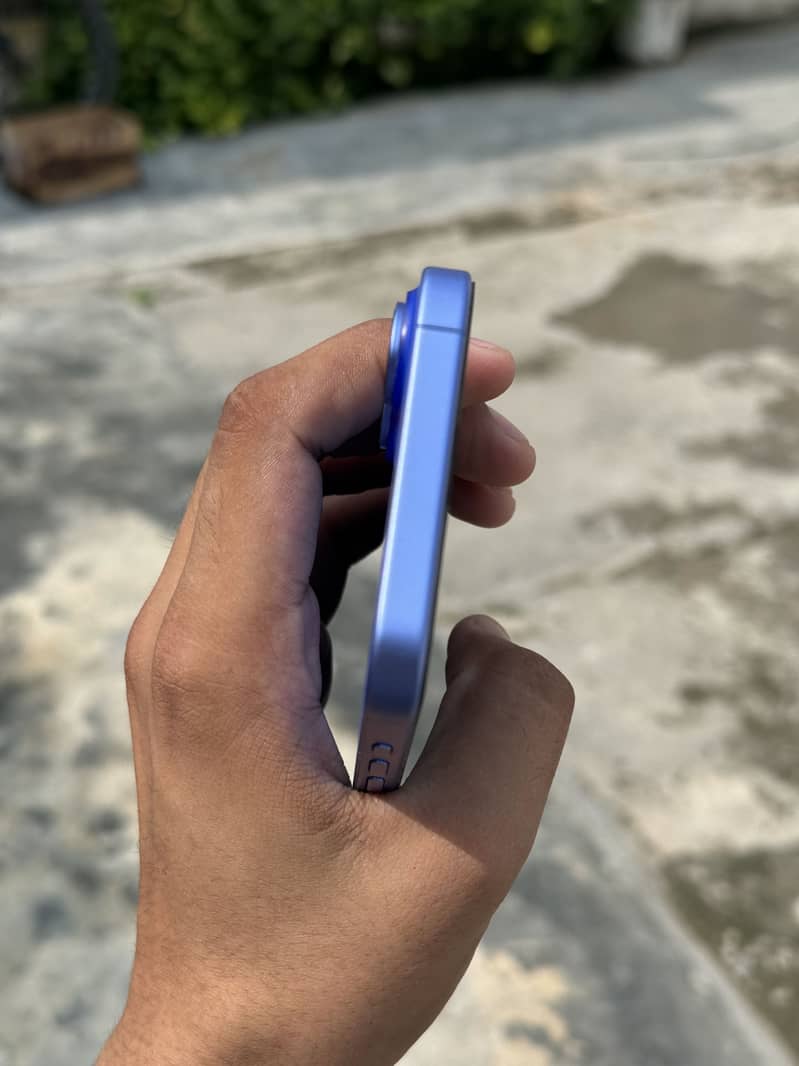 Apple iPhone 16 4