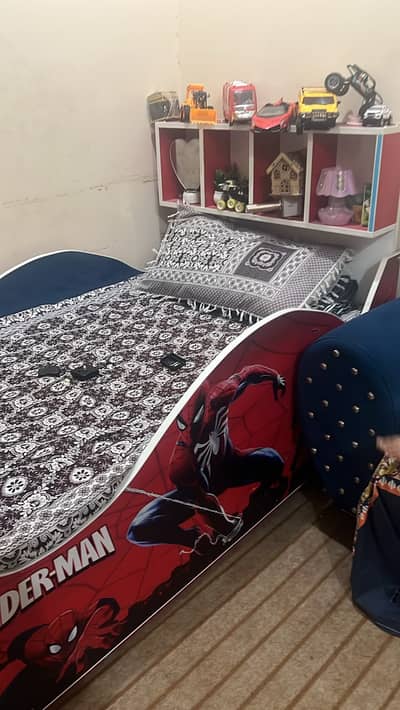 Kids bed h wood Ka Bana hua h aur metress Bhai sath MN h aur spider r