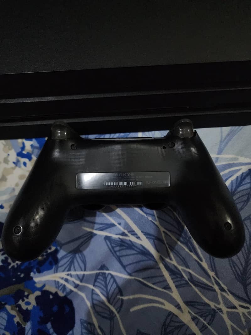 Ps4 Pro 1TB With One Controller 2