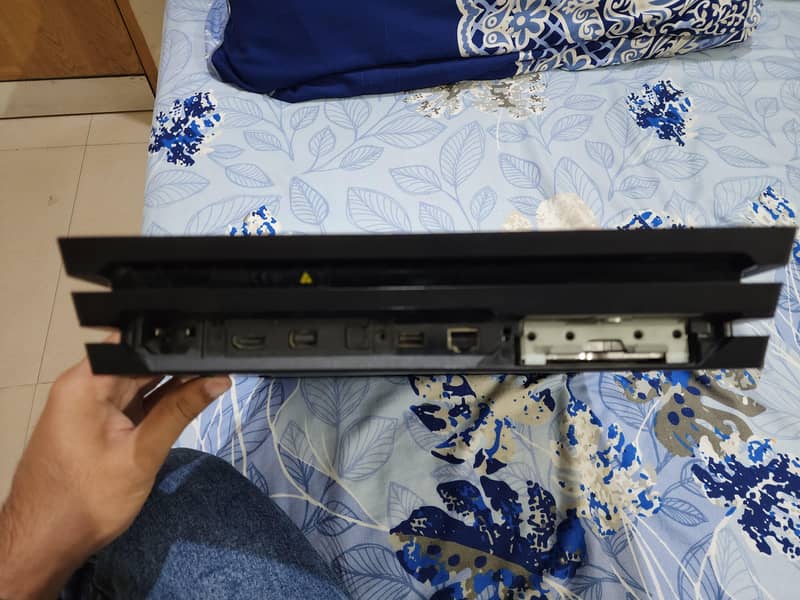 Ps4 Pro 1TB With One Controller 6