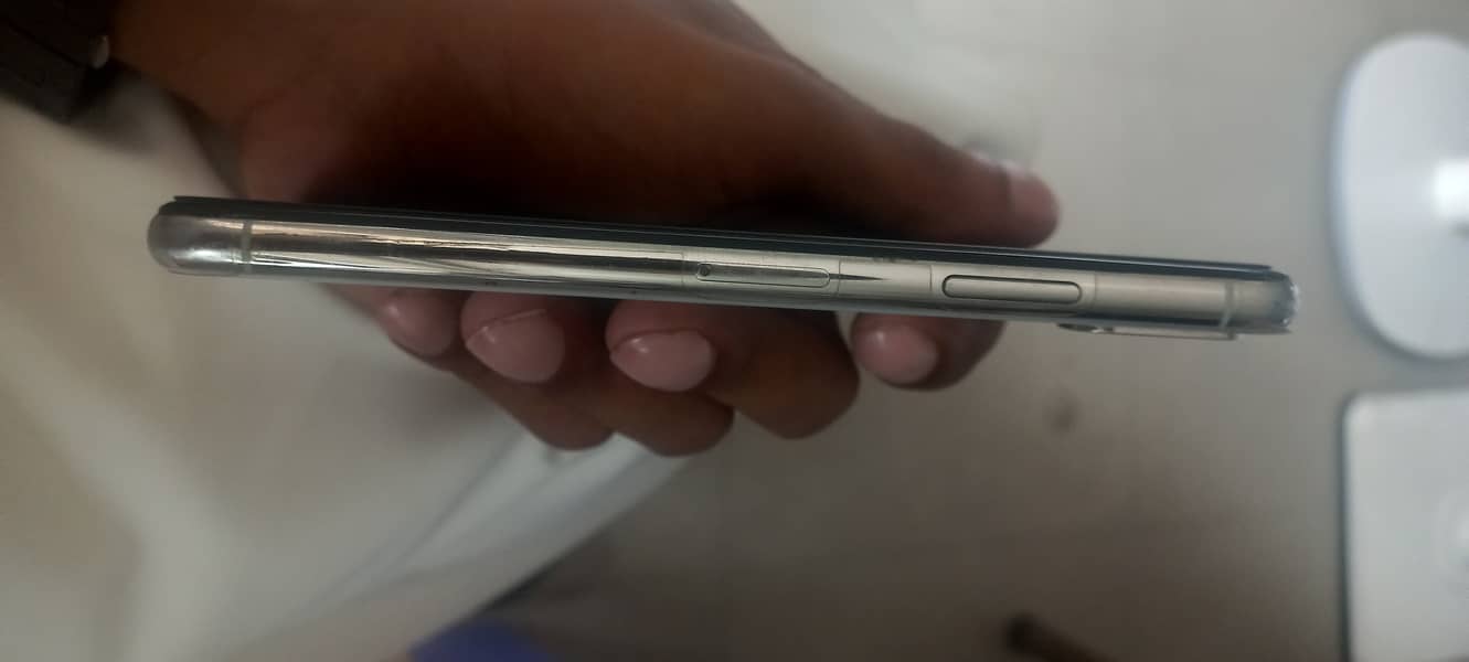 Apple iPhone X 3