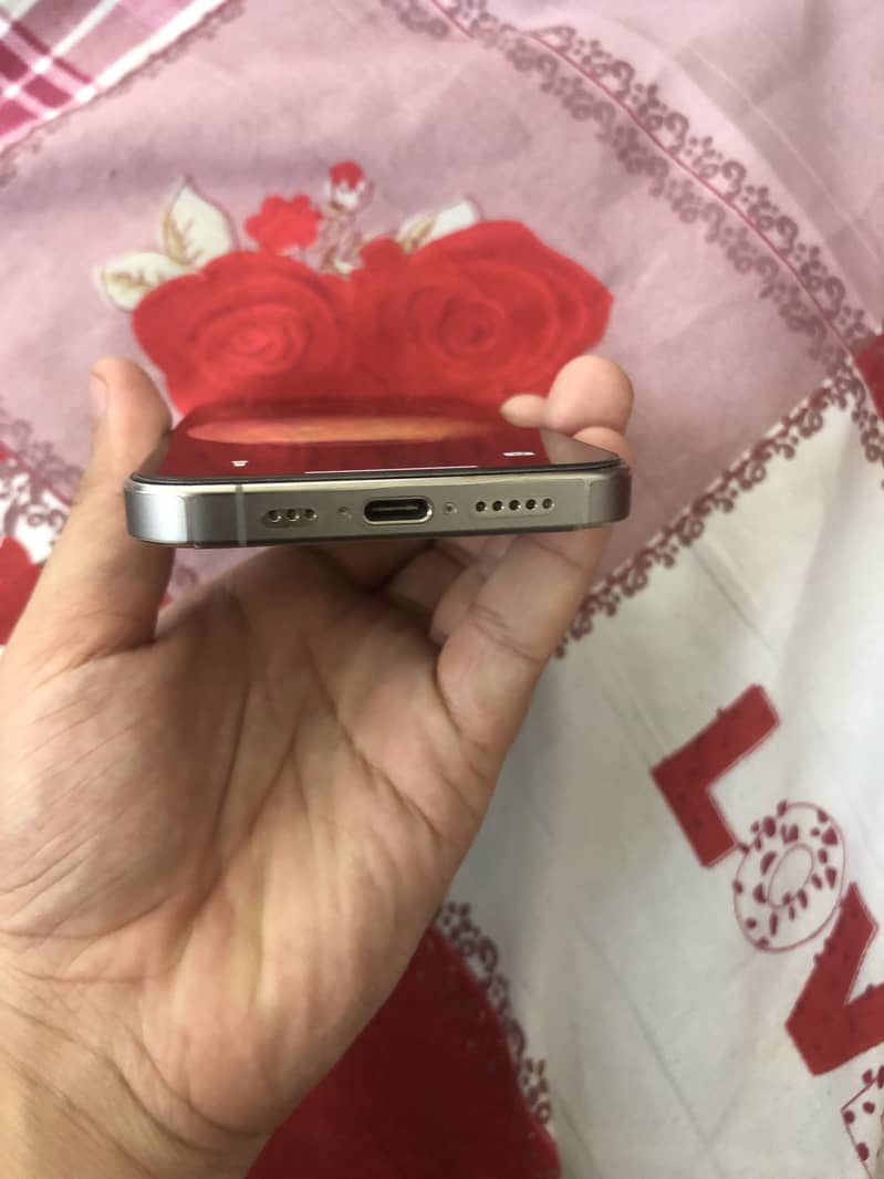 Apple iPhone 15 Pro 4