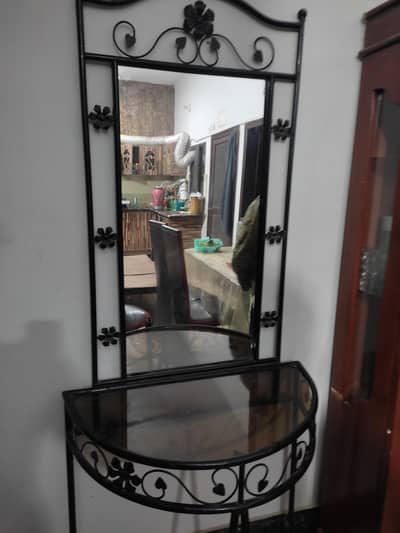 Queen size iron bEd & dreasing table. . 15000