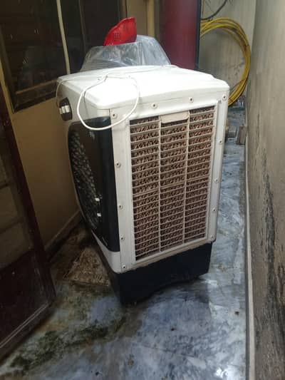 achi cooling or fast throw ha ا روم کلر فل سائز بالکل ٹھیک حالت میں ہ
