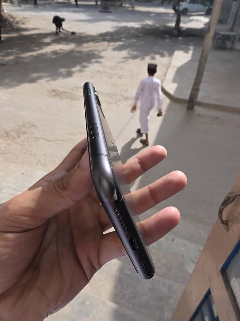 Apple iPhone 11 4