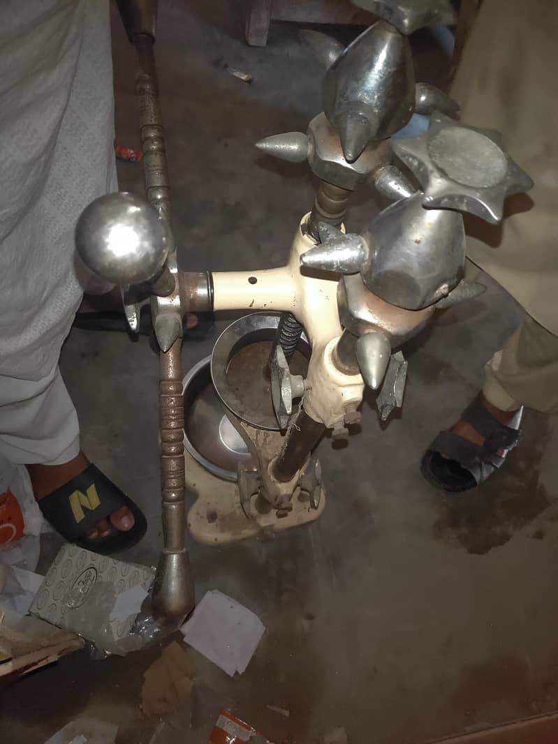 ہاتھ والی مسمی اور چکوترے والی جوس مشین چھ نمبر ہے 0