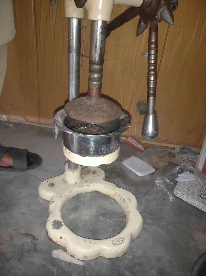ہاتھ والی مسمی اور چکوترے والی جوس مشین چھ نمبر ہے 6