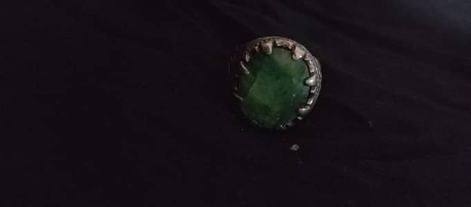 old and unique zamurd stone chandi ring