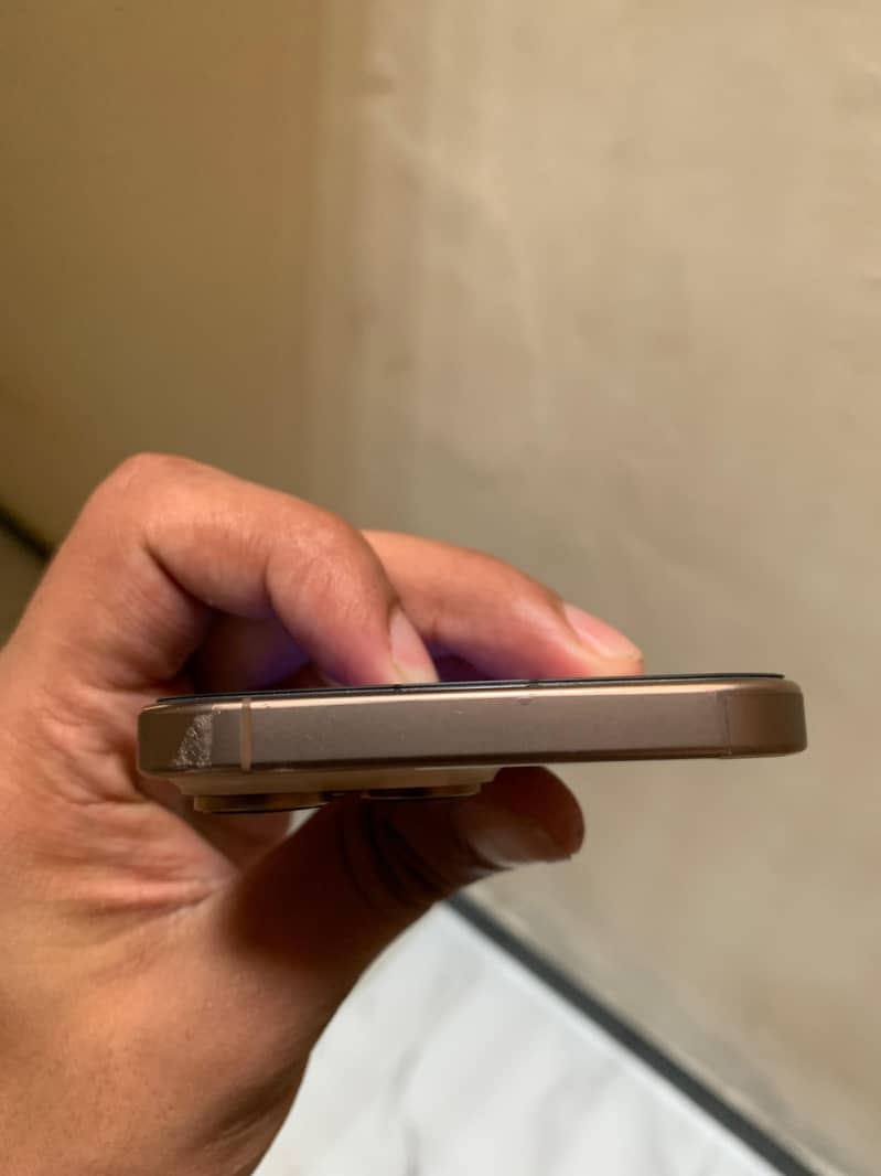 iPhone 16 Pro Max 4