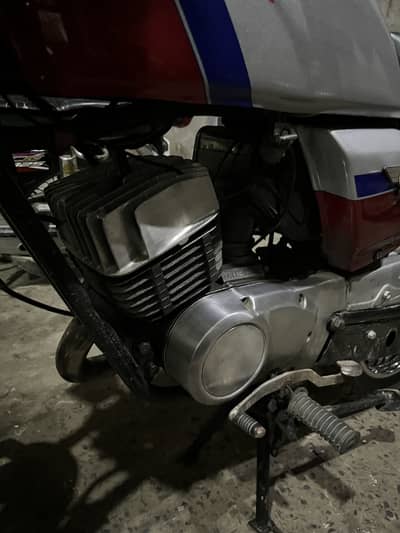 Kawasaki Gto 125   / engine repair.  Salunder sleep wall ha