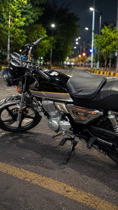 Honda cg150 black gold  zero condition with extra led  and car horn
