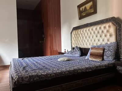 Luxury Size Solid Wood Bed Set with Tufted Headboard and 2 Side Tables