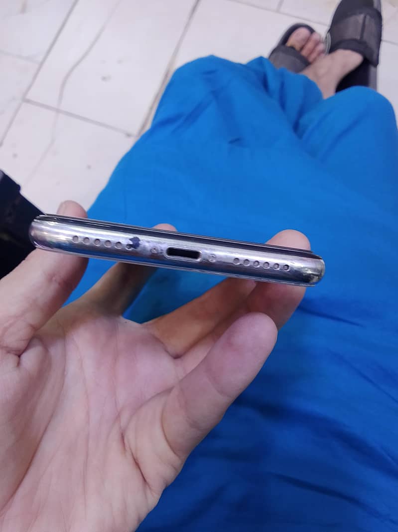 Apple iPhone X 4