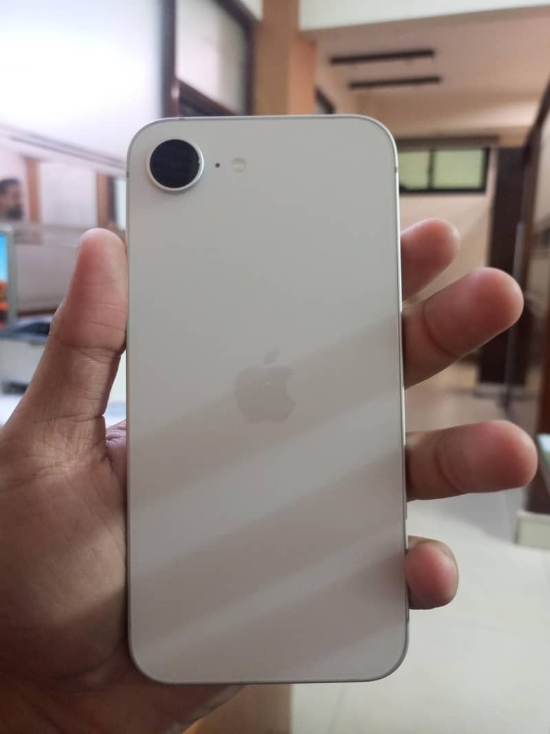 Apple iPhone 16e 0