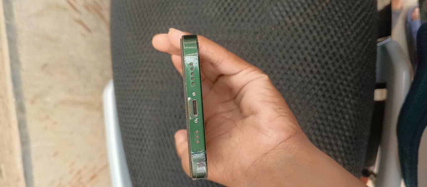 Apple iPhone 13 4