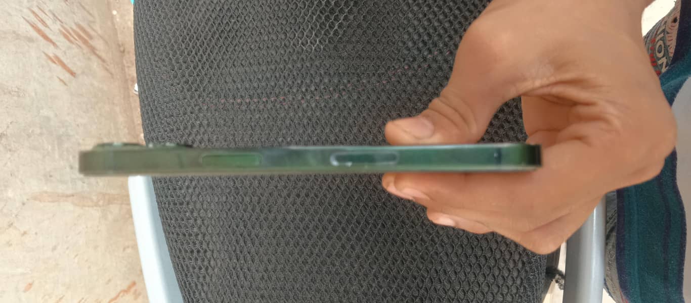 Apple iPhone 13 5