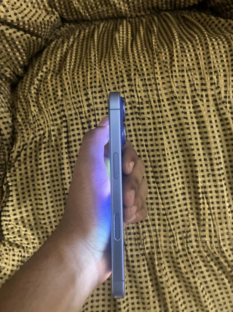 Apple iPhone 16 3