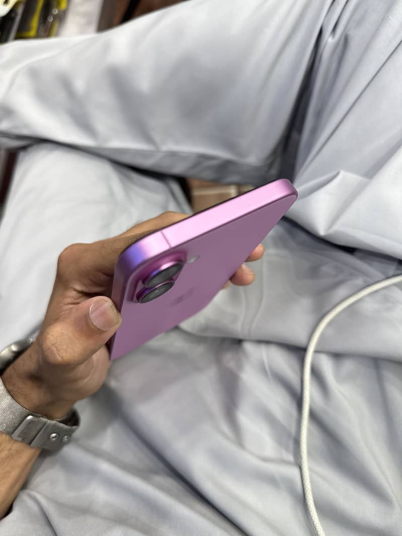 iPhone 16 Plus 4
