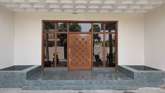 2 KANAL IMMACULATE WELL MAINTAINED RENOVATED BUNGALOW NEAR TO PARK FOR RENT