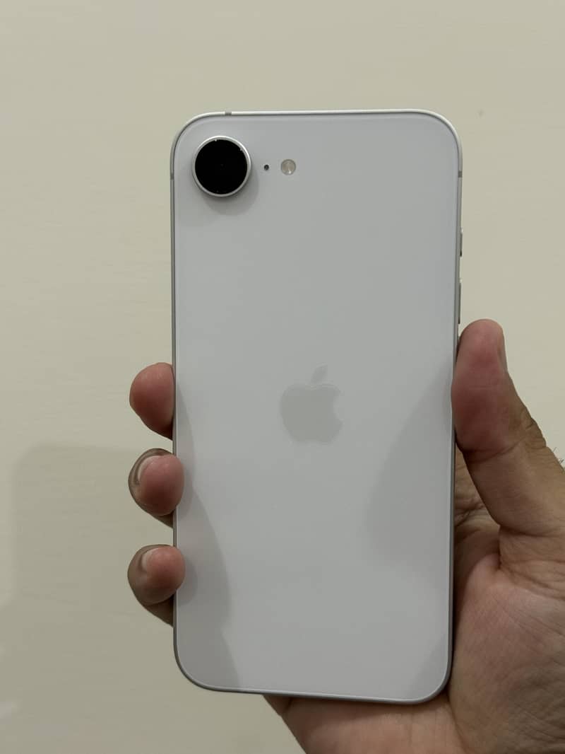 Apple iPhone 16e 0