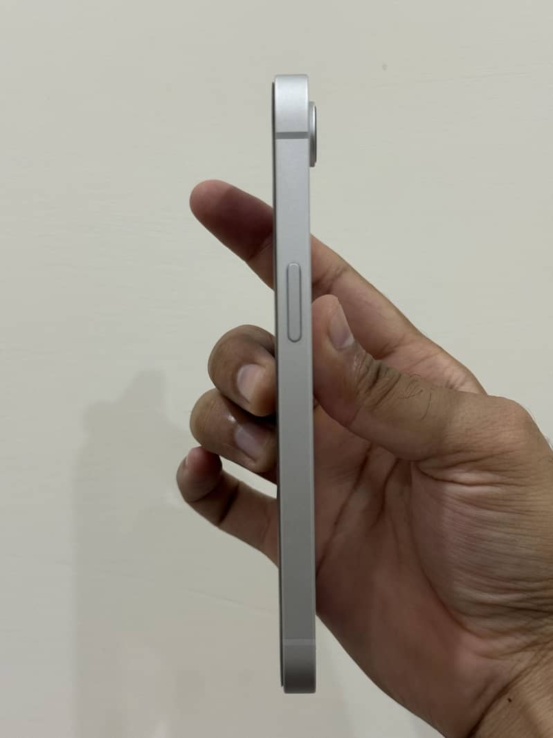 Apple iPhone 16e 3