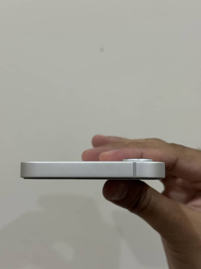 Apple iPhone 16e 4