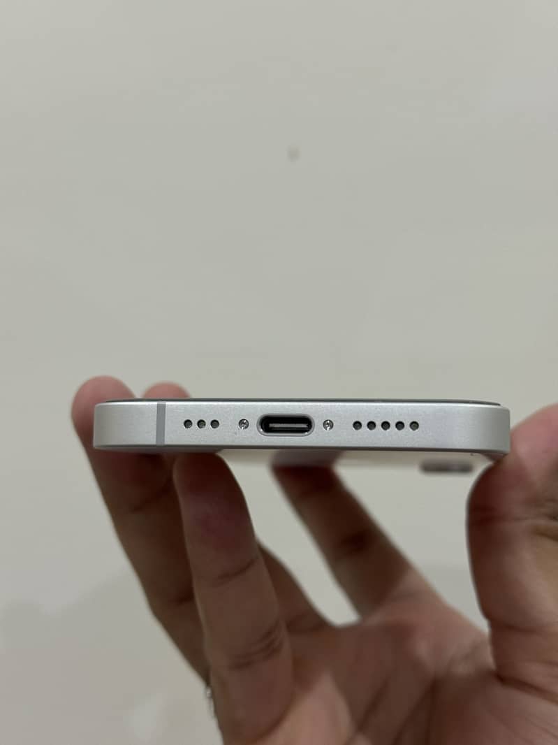 Apple iPhone 16e 5