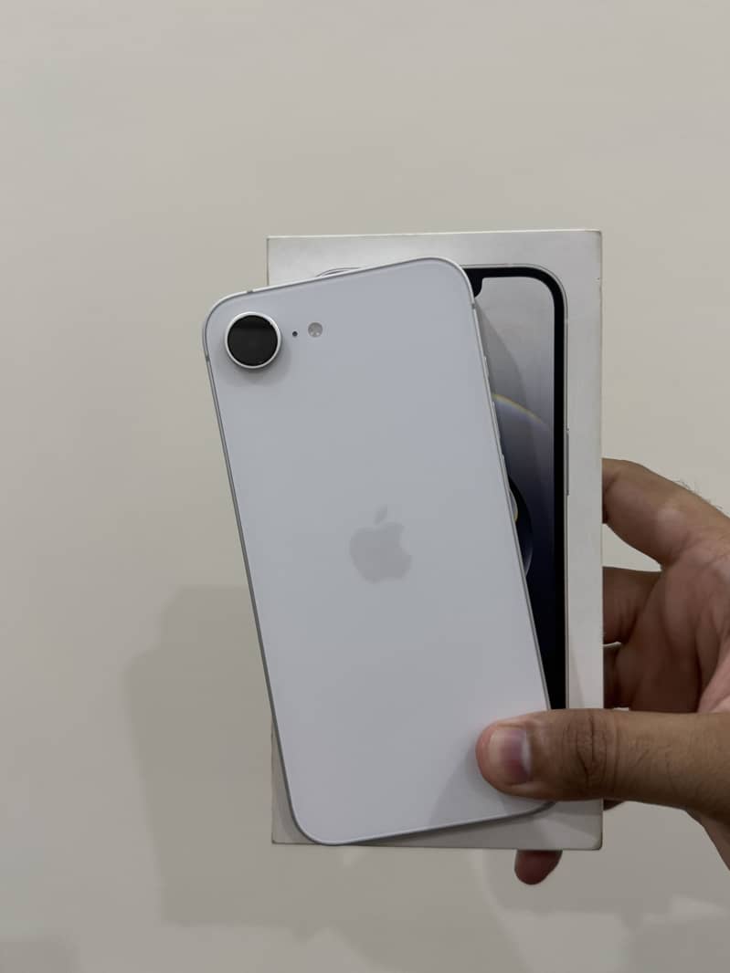 Apple iPhone 16e 6