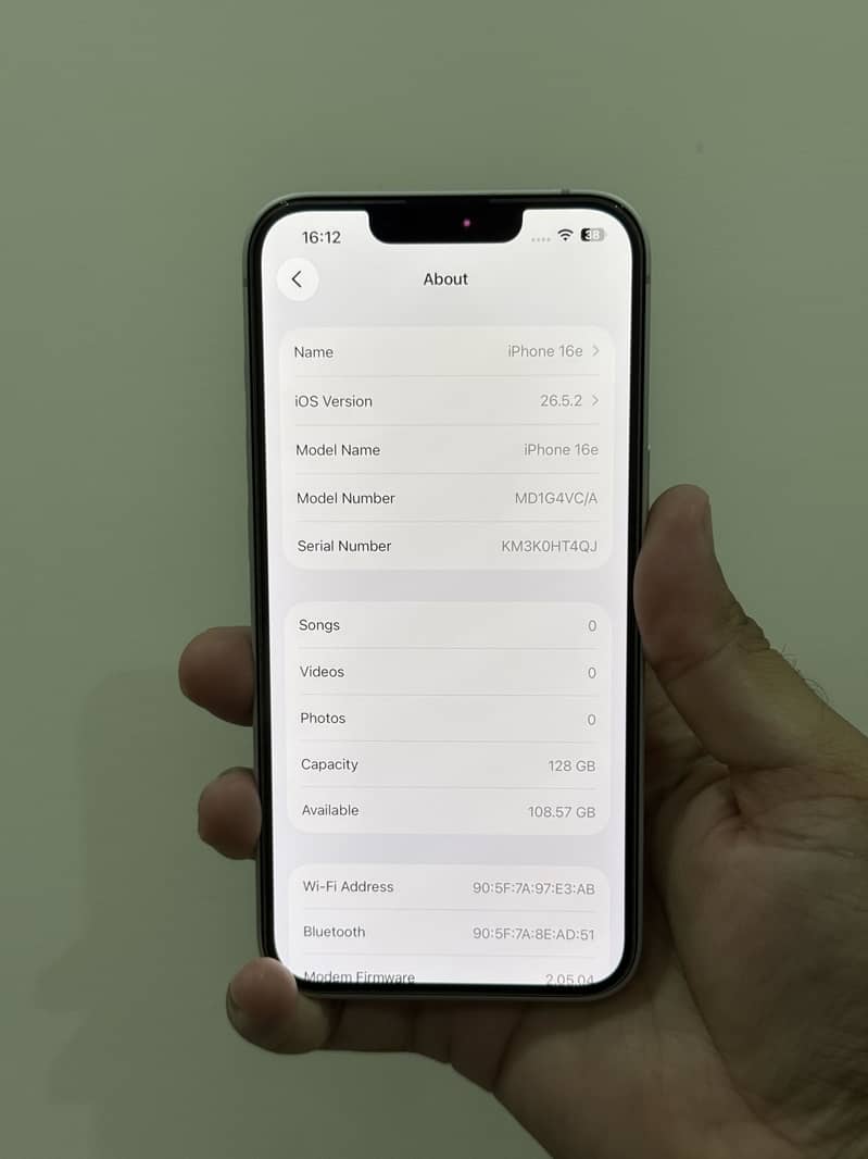 Apple iPhone 16e 7
