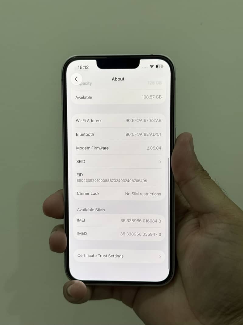 Apple iPhone 16e 8