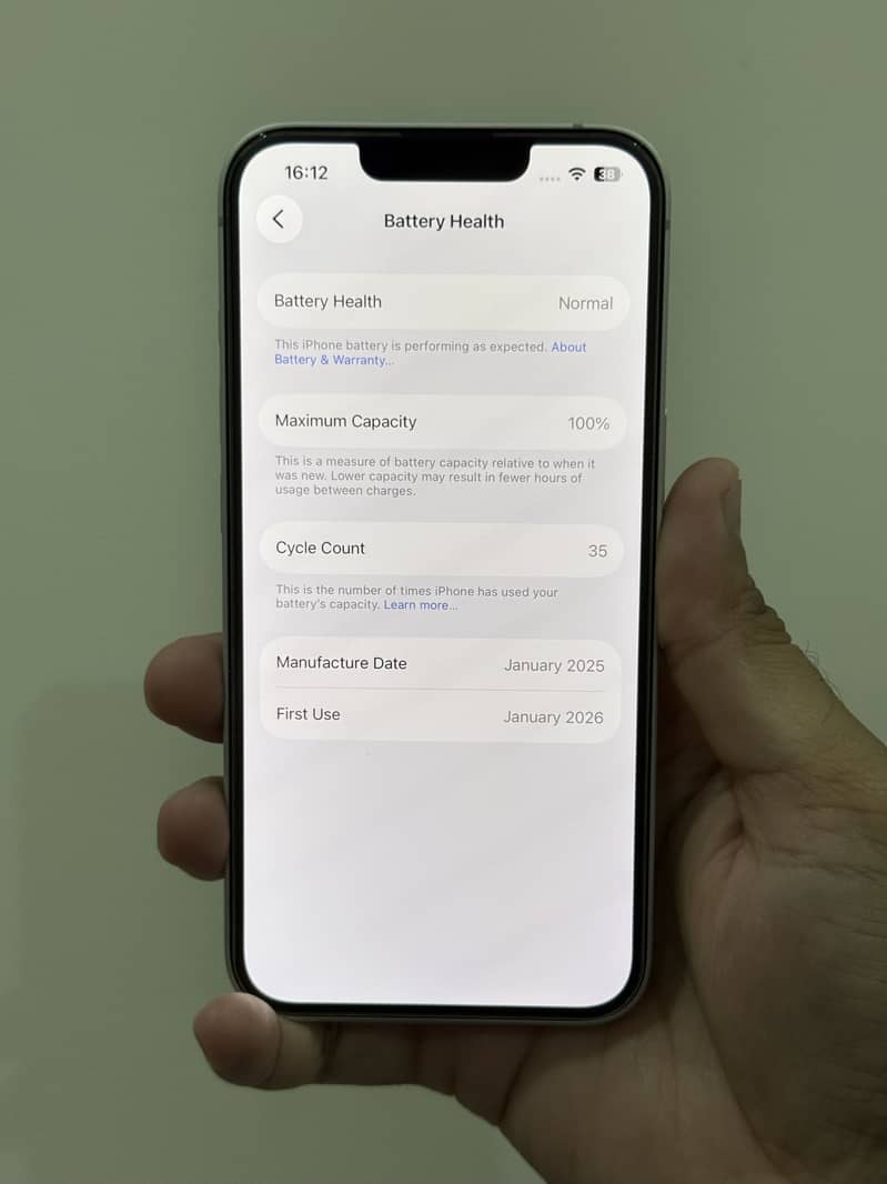 Apple iPhone 16e 9