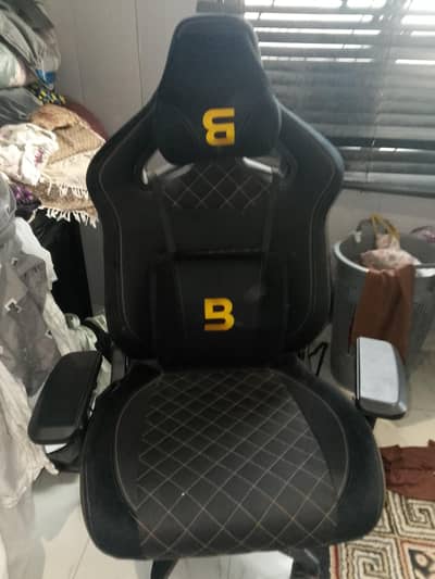 6 mahine istemal hue new chair
