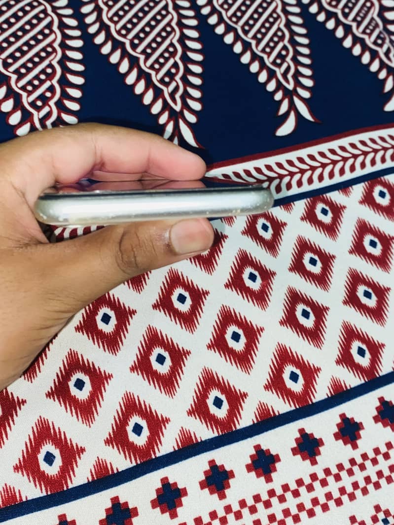 iPhone 11 4