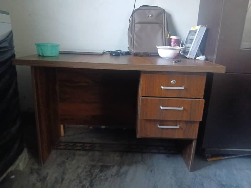 Computer table new clean 1