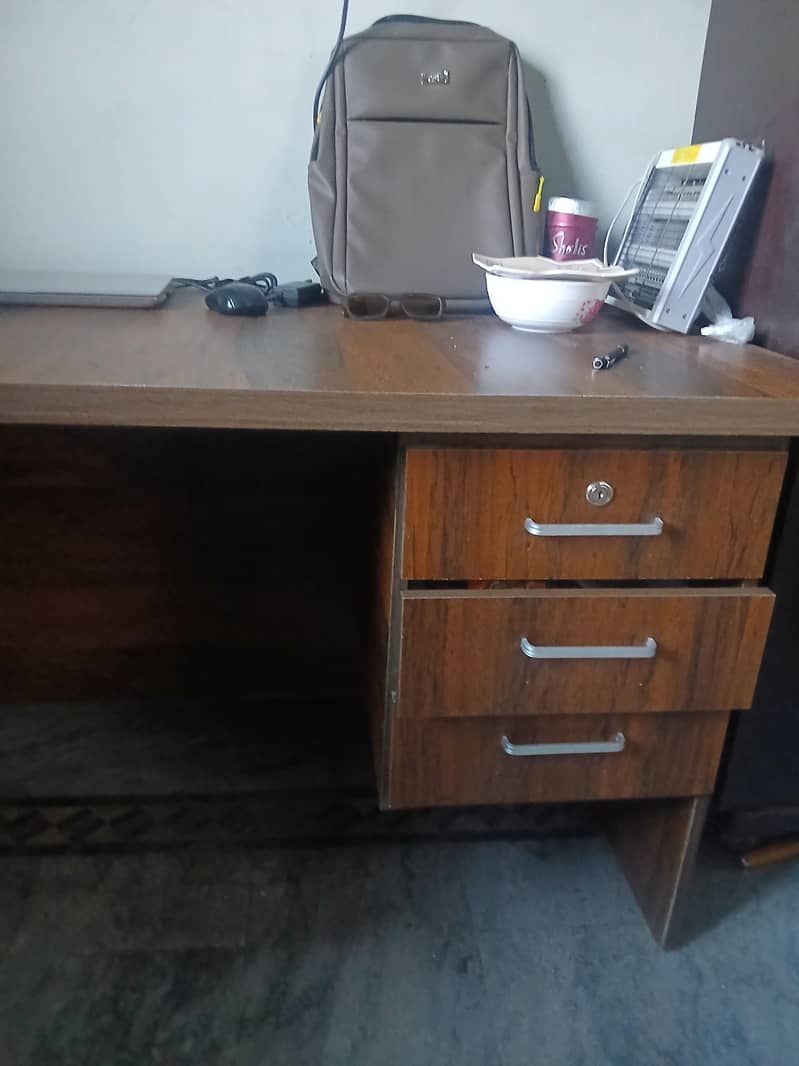 Computer table new clean 2