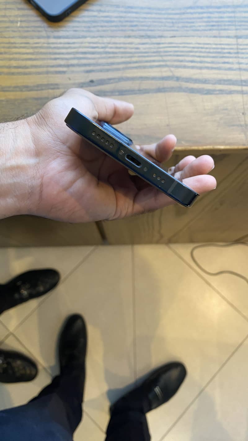 Apple iPhone 13 2